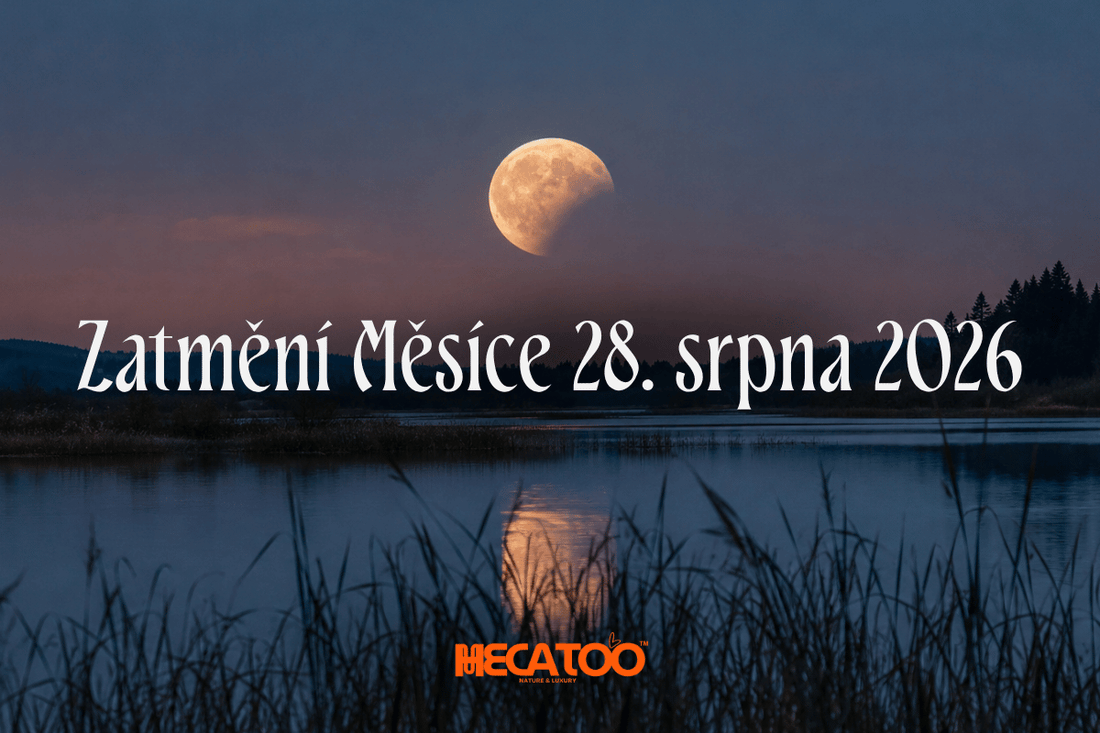 Částečné zatmění Měsíce 28. srpna 2026 nad jezerem s odrazem Měsíce na hladině.