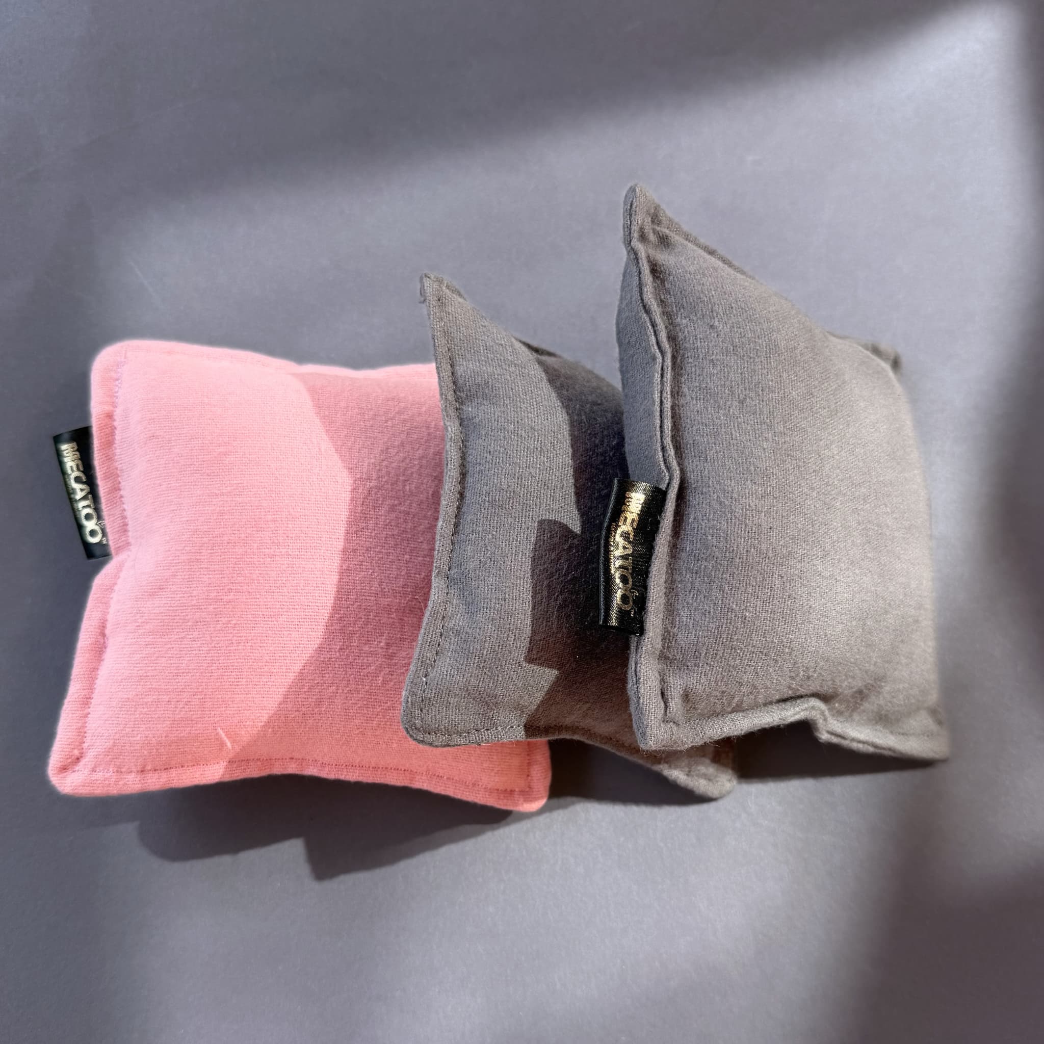 Bavlněné polštářky pro kočky s bylinkami Hecatoo určené ke hře, nošení a packování.