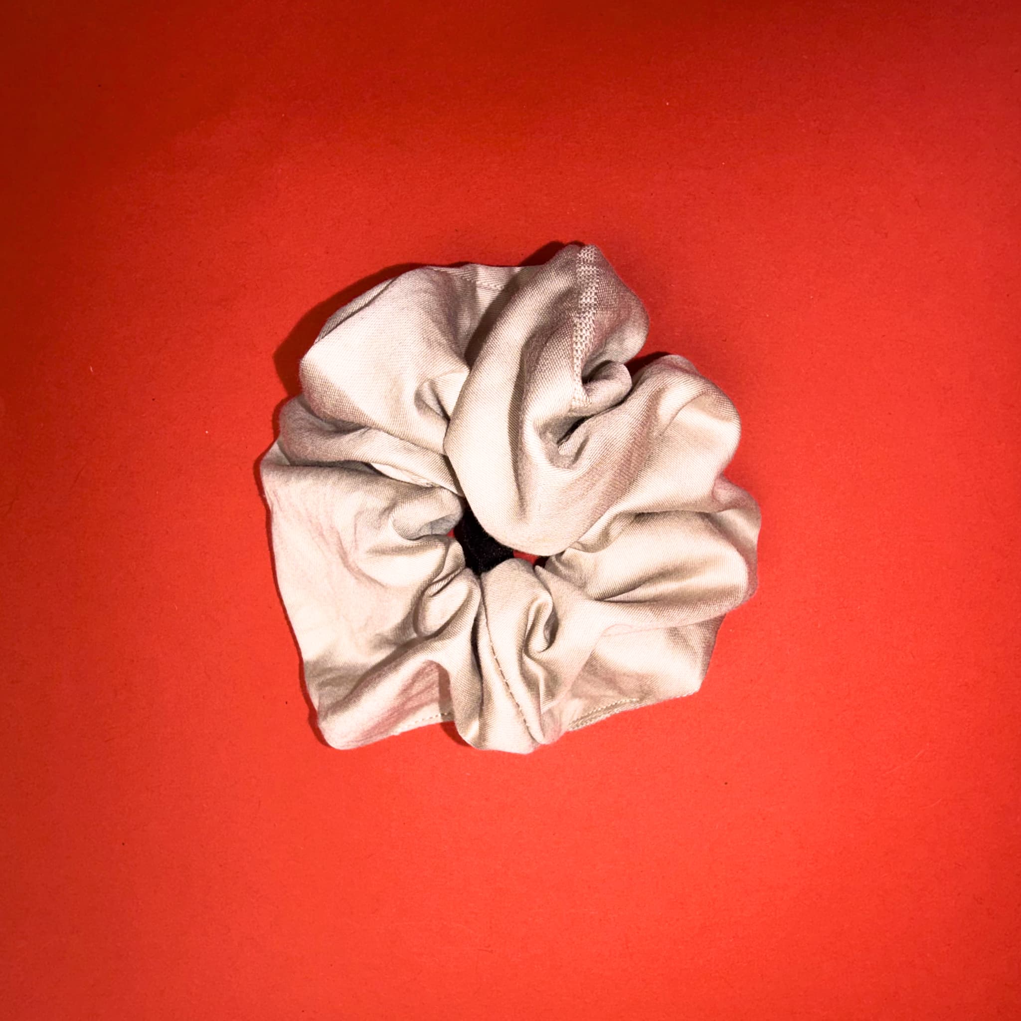 Scrunchie Classic béžově zlatá od Hecatoo™ – ručně šitá gumička do vlasů ze 100% bavlněného saténu certifikovaného Öko-Tex Standard 100 tř. I. Teplý zlatavý lesk pro každý účes.