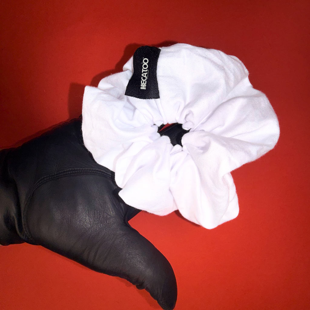 Bílá Scrunchie Classic od Hecatoo™ – ukázka objemu a velikosti gumičky ze 100% bavlněného saténu. Šetrná k vlasům, bez polyesteru, ručně šitá v ČR.