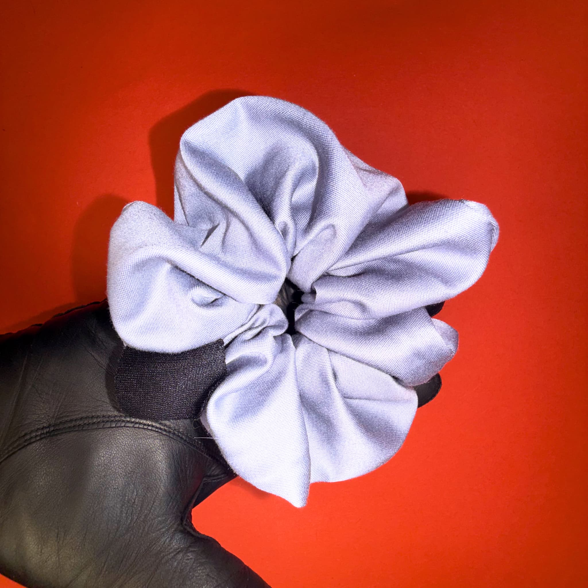 Scrunchie Classic šedá od Hecatoo™ – sofistikovaný minimalismus v saténovém lesku. Handmade gumička ze 100% bavlněného saténu certifikovaného Öko-Tex Standard 100 tř. I., vyrobená v EU.

