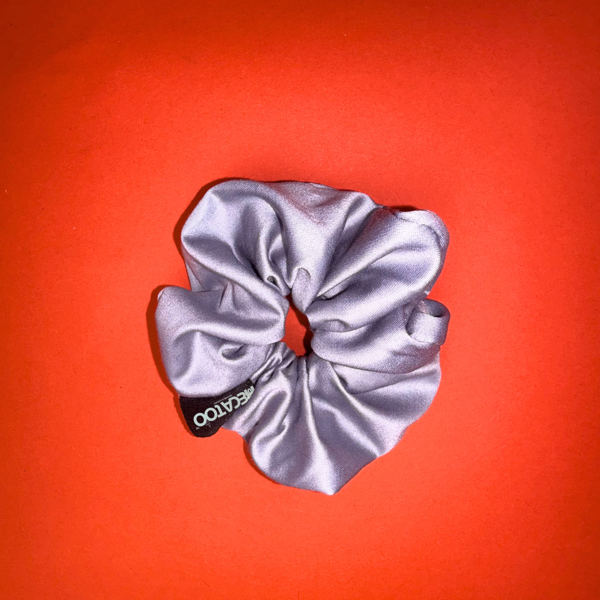 Scrunchie Classic šedá od Hecatoo™, ručně šitá gumička do vlasů ze 100% bavlněného saténu s jemným leskem. Univerzální šedá barva která sedí ke každému outfitu i účesu.

