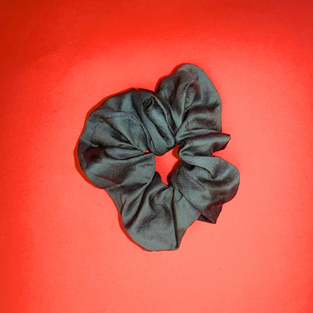 Scrunchie Classic smaragdová od Hecatoo™ – ručně šitá gumička do vlasů ze 100% bavlněného saténu. Smaragdová barva s jemným leskem pro ty, kdo se nebojí zazářit.