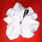 Scrunchie Maxi bílá od Hecatoo™ –největší gumička do vlasů v kolekci, ručně šitá ze 100% bavlněného saténu. Maximální objem pro ples, svatbu nebo promoce.