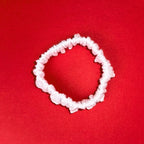 Detail bílé Scrunchie Mini od Hecatoo™ — kompaktní gumička ze 100% bavlněného saténu certifikovaného Öko-Tex Standard 100. Vyrobeno v EU.