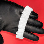 Bílá Scrunchie Mini od Hecatoo™ jako elegantní náramek na ruce, ručně šitá gumička z bavlněného saténu, která slouží jako vlasový doplněk i módní náramek.
