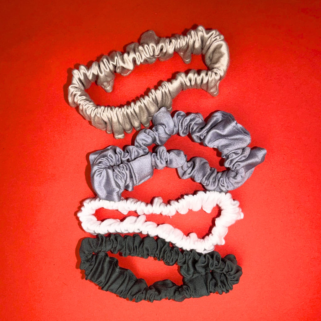 Kolekce Scrunchie Mini od Hecatoo™ ve čtyřech barvách – šedá, bílá, béžově zlatá a smaragdová. Ručně šité gumičky do vlasů ze 100% bavlněného saténu bez polyesteru.