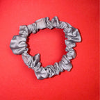 Scrunchie Mini šedá od Hecatoo™ — ručně šitá gumička do vlasů ze 100% bavlněného saténu. Univerzální barva která sedí ke každému outfitu.