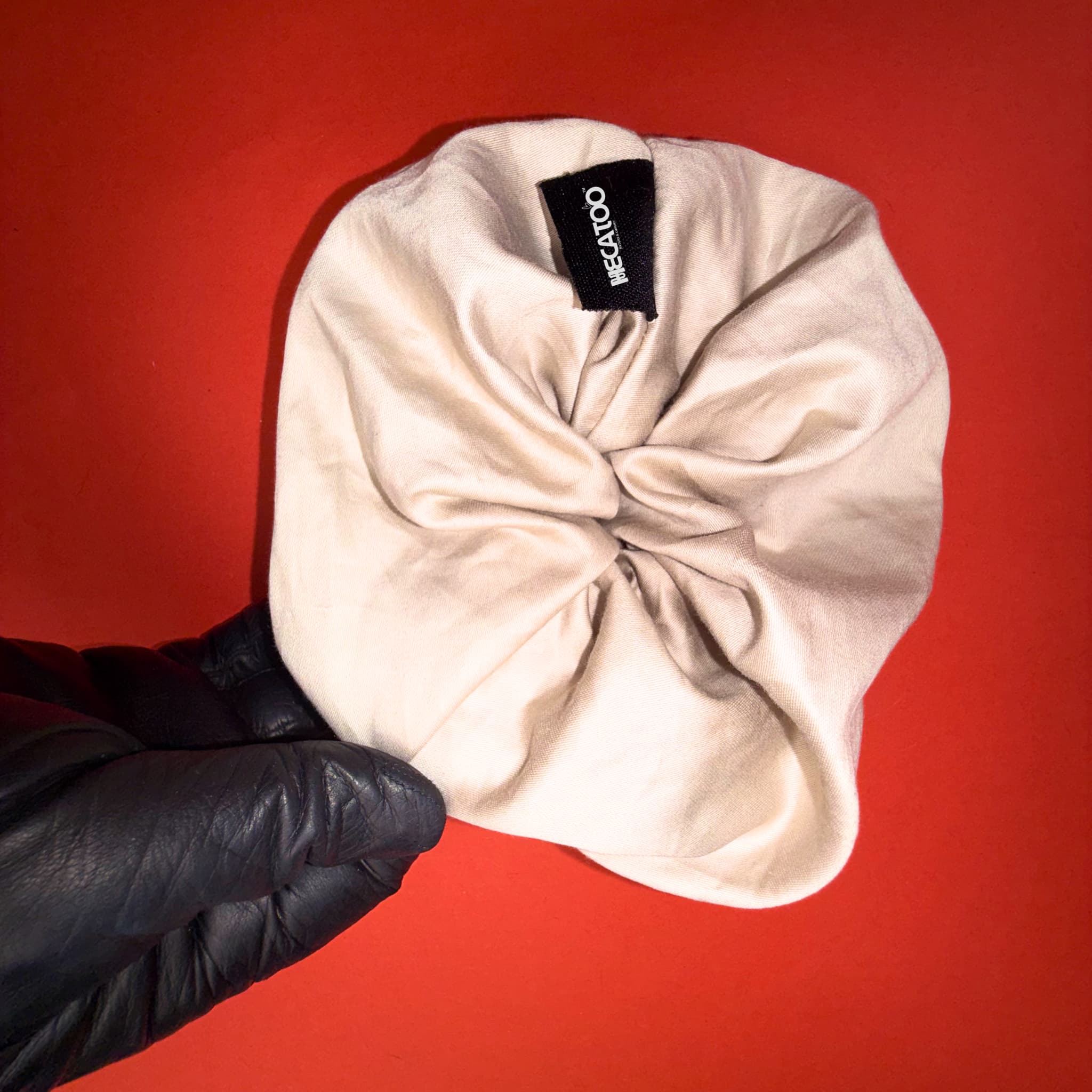 Zlatavě béžová Scrunchie Oversized Hecatoo – ručně šitá gumička do vlasů z bavlněného saténu, průměr 14 cm