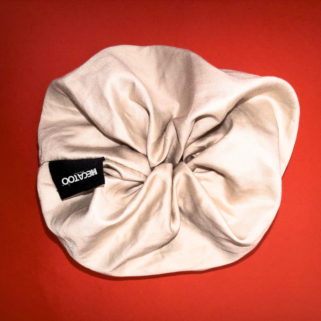 Zlatavě béžová Scrunchie Oversized Hecatoo – luxusní oversized gumička do vlasů z bavlněného saténu, česká výroba.