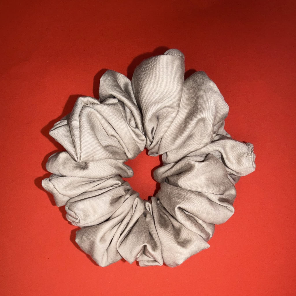 Scrunchie Oversized béžově zlatá od Hecatoo™ – ručně šitá gumička do vlasů ze 100% bavlněného saténu. Teplý luxusní odstín který pozdvihne každý účes i každodenní outfit.