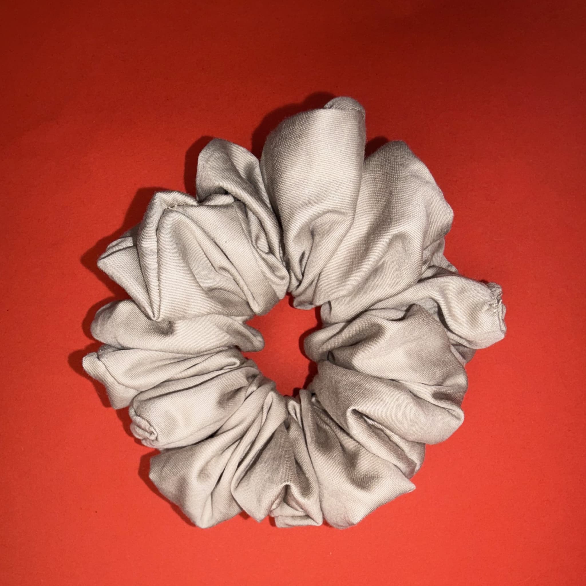 Scrunchie Oversized béžově zlatá od Hecatoo™ – ručně šitá gumička do vlasů ze 100% bavlněného saténu. Teplý luxusní odstín který pozdvihne každý účes i každodenní outfit.