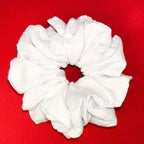 Scrunchie Oversized bílá od Hecatoo™ – ručně šitá gumička do vlasů ze 100% bavlněného saténu. Dramatický objem v čisté bílé, ideální na ples, svatbu nebo letní festival.