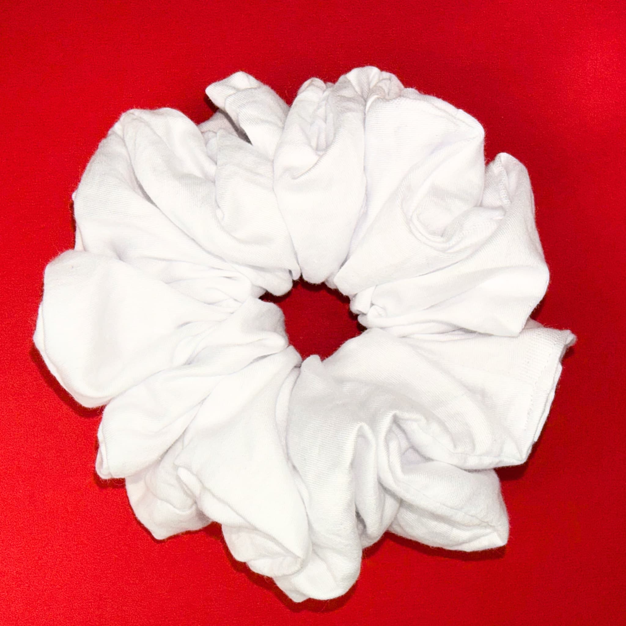 Scrunchie Oversized bílá od Hecatoo™ – ručně šitá gumička do vlasů ze 100% bavlněného saténu. Dramatický objem v čisté bílé, ideální na ples, svatbu nebo letní festival.