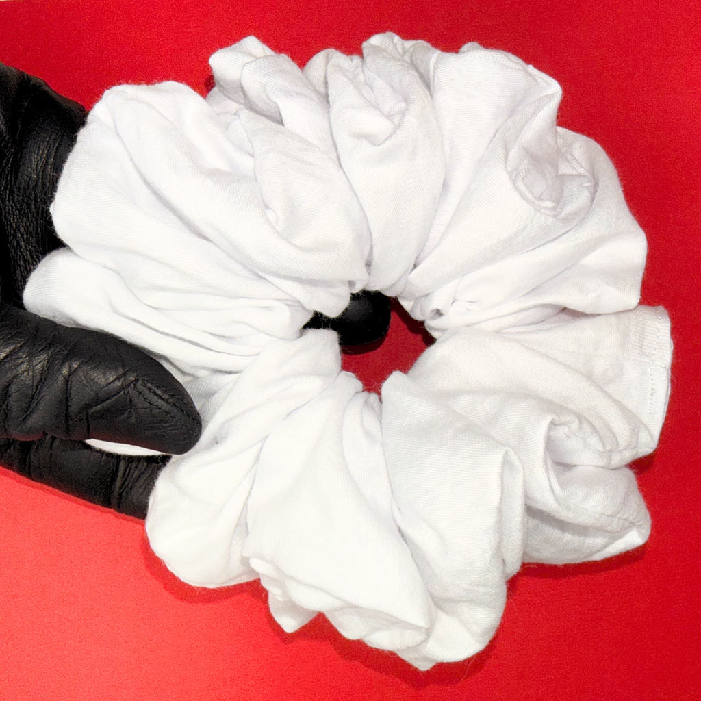Bílá Scrunchie Oversized Hecatoo™ v ruce – ukázka maximálního objemu handmade gumičky ze 100% bavlněného saténu. Šetrná k vlasům, bez polyesteru, vyrobená v české dílně.