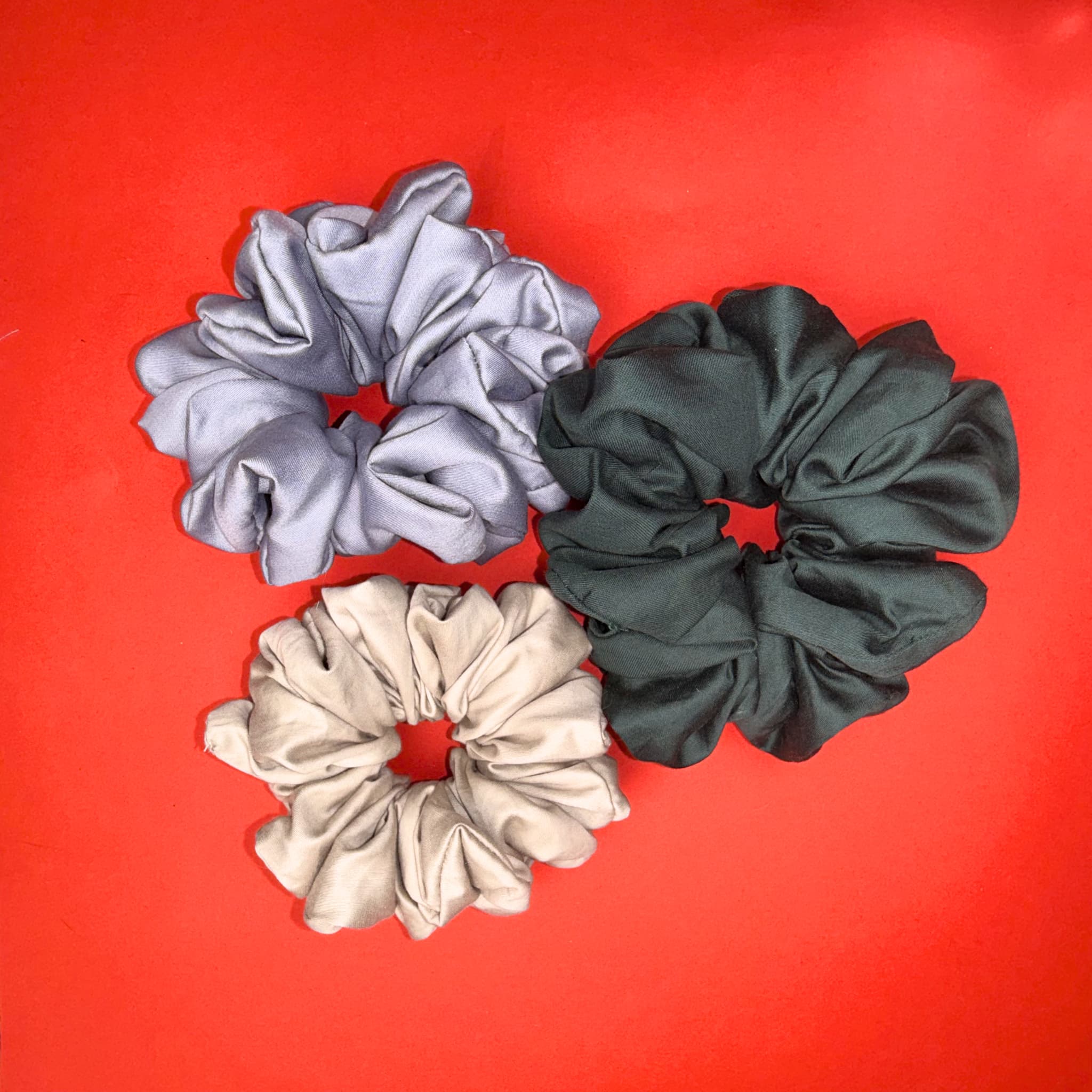 Kolekce Scrunchie Oversized od Hecatoo™ – šedá, béžově zlatá a smaragdová. Ručně šité gumičky do vlasů ze 100% bavlněného saténu bez polyesteru, vyrobené v české dílně