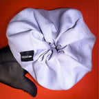 Šedá Scrunchie Oversized Hecatoo – handmade scrunchie z bavlněného saténu, průměr 14 cm, ručně šitá v ČR.