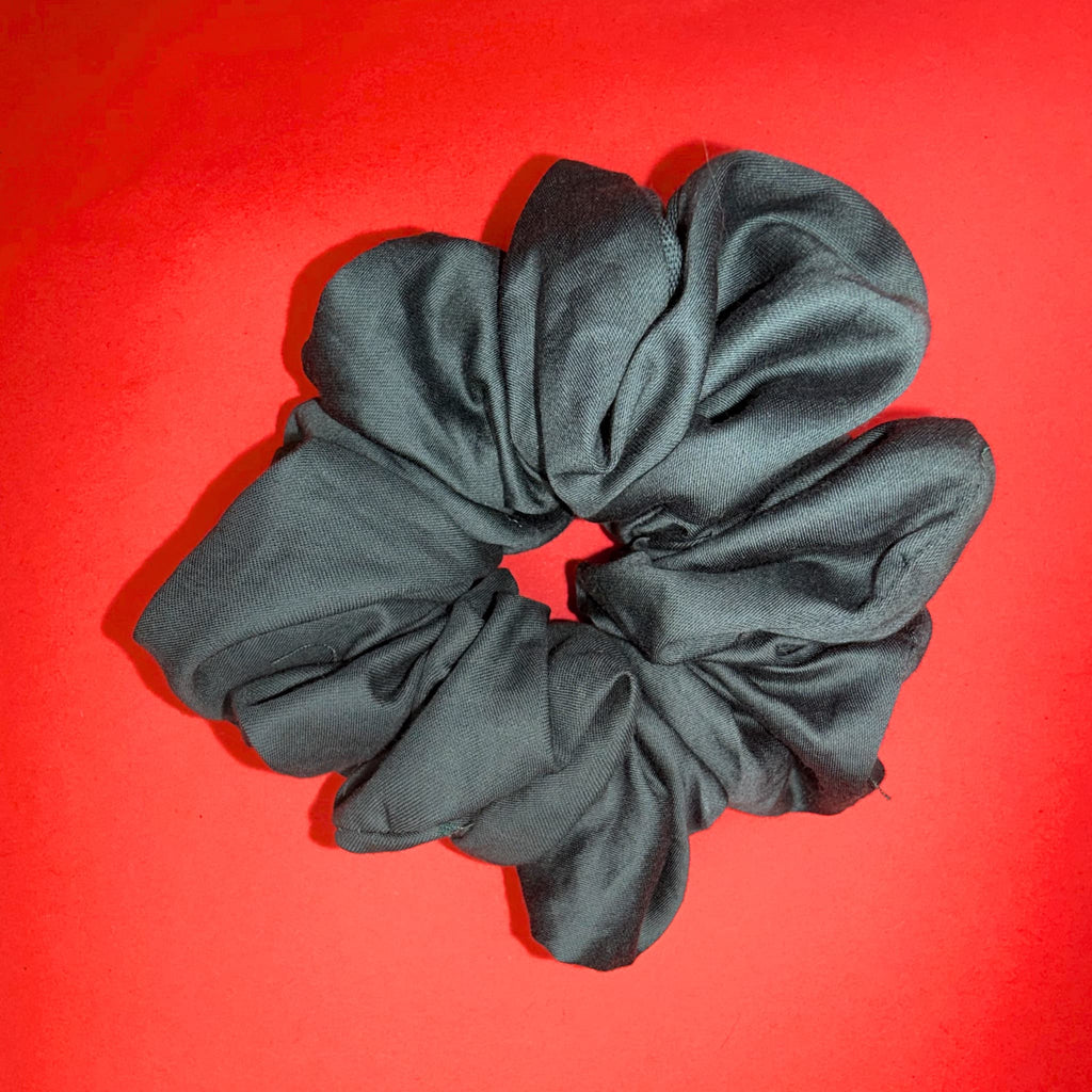 Scrunchie Oversized smaragdová od Hecatoo™ – ručně šitá gumička do vlasů ze 100% bavlněného saténu. Královská barva v maximálním objemu pro odvážný a nezapomenutelný účes.