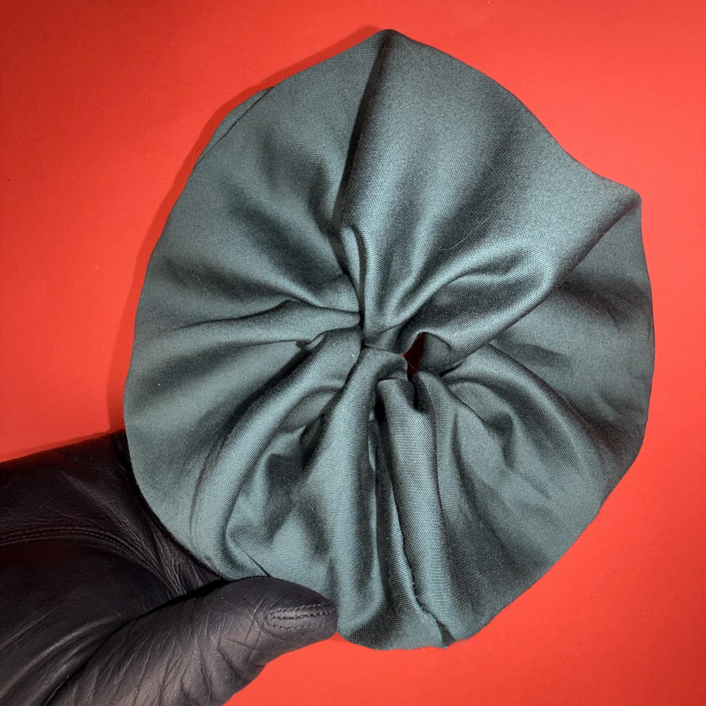 Smaragdová Scrunchie Oversized Hecatoo – ručně šitá gumička do vlasů z bavlněného saténu, průměr 14 cm.