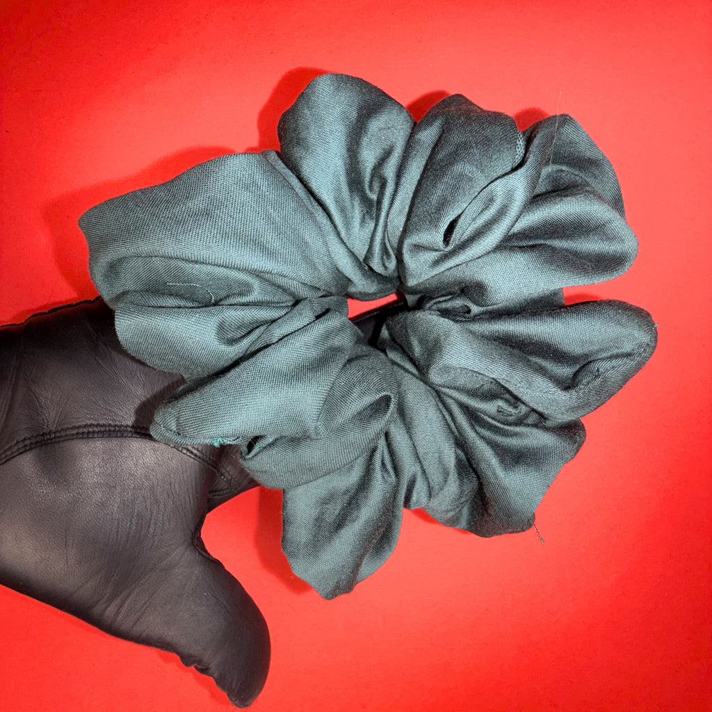 Detail smaragdové Scrunchie Oversized od Hecatoo™ – maximální objem z bavlněného saténu certifikovaného Öko-Tex Standard 100 tř. I. Smaragdová barva která nikdy nevyjde z módy.