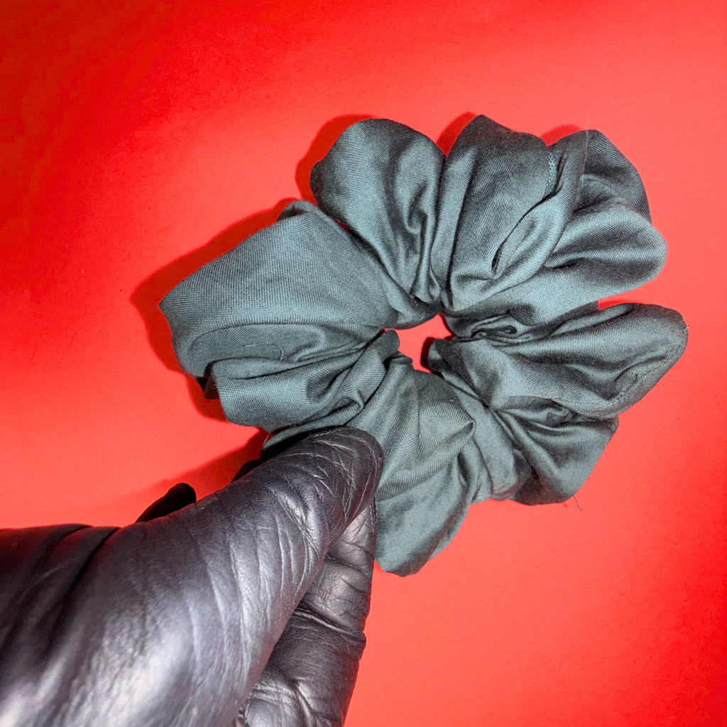 Smaragdová Scrunchie Oversized Hecatoo™ v ruce – odvážná kombinace maximálního objemu a královské barvy. Handmade gumička ze 100% bavlněného saténu, bez polyesteru, vyrobená v ČR.