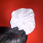 Scrunchie Oversized Smooth bílá Hecatoo™ – handmade gumička ze 100% bavlněného saténu bez polyesteru. Čistá silueta s jemným řasením pro slavnostní i každodenní účes.