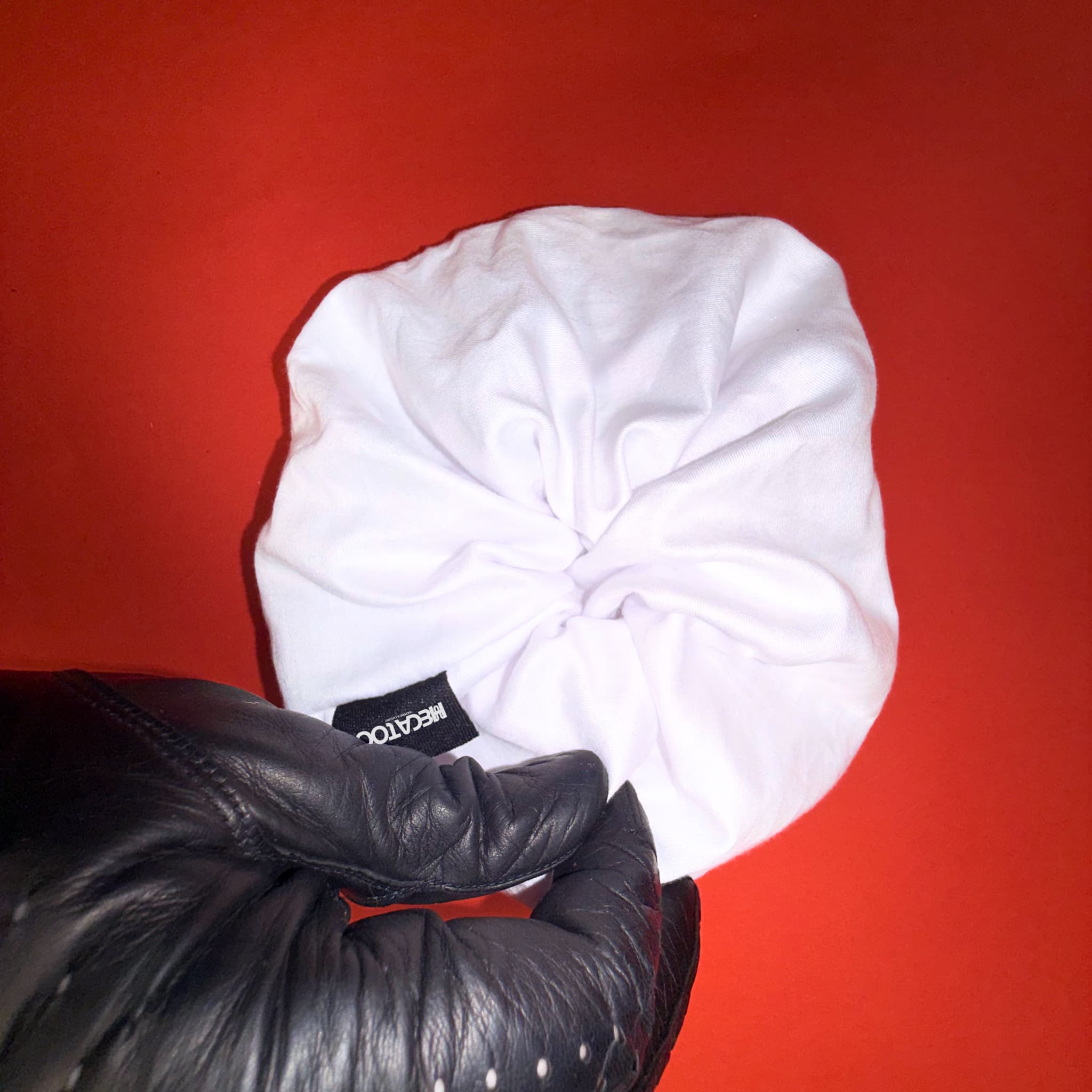 Scrunchie Oversized Smooth bílá Hecatoo™ – handmade gumička ze 100% bavlněného saténu bez polyesteru. Čistá silueta s jemným řasením pro slavnostní i každodenní účes.