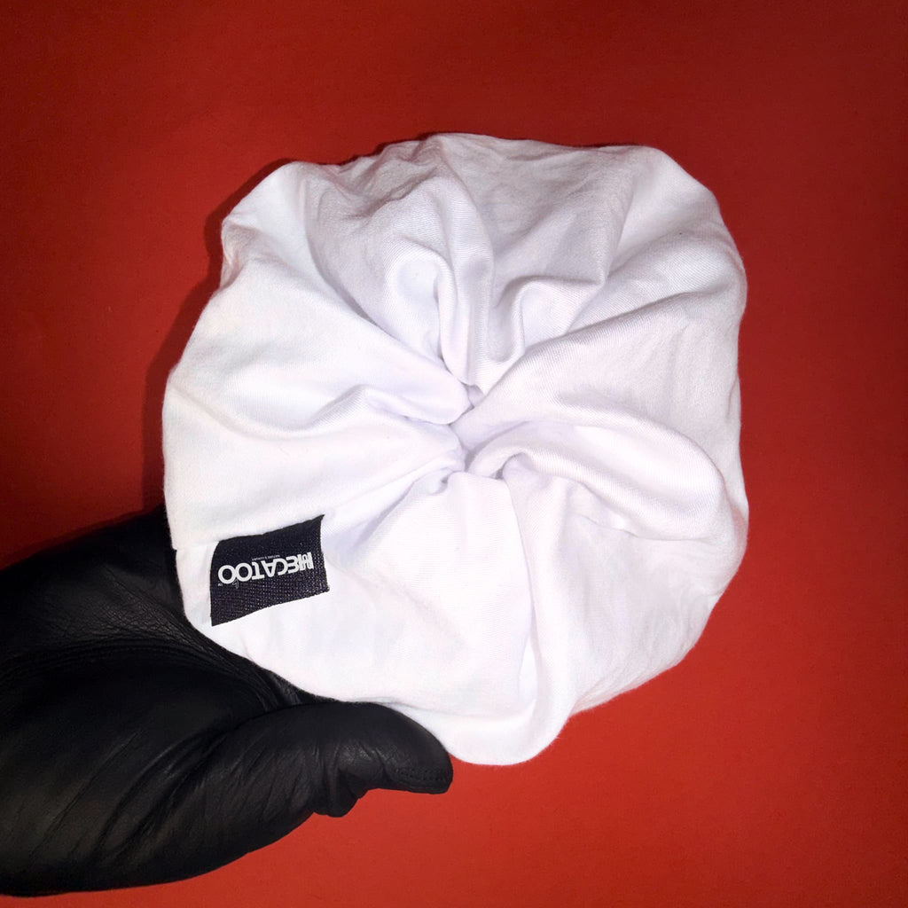 Scrunchie Oversized Smooth bílá od Hecatoo™ – ručně šitá gumička ze 100% bavlněného saténu certifikovaného Öko-Tex Standard 100 tř. I. Elegantní řasení pro každý typ vlasů, vyrobená v EU.
